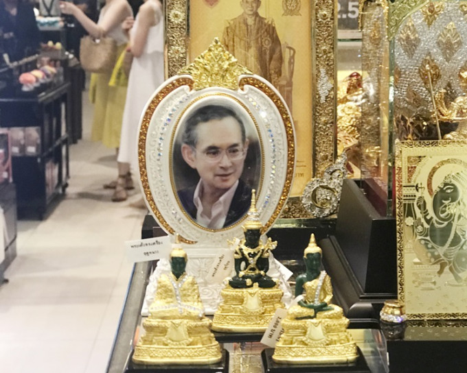 泰國周圍都擺滿泰皇的圖像。AP