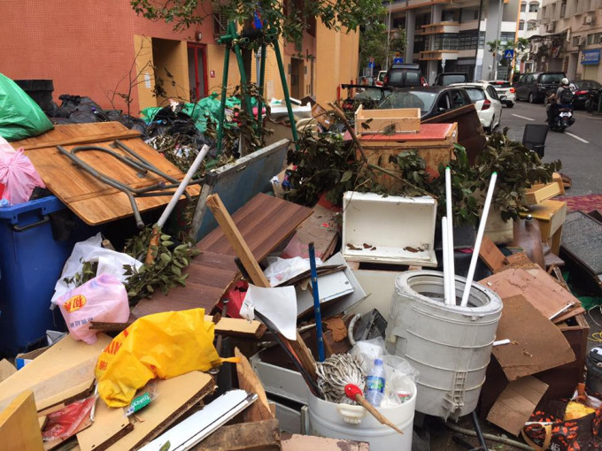 澳门街头垃圾山涌现。网民Catherine Ho‎图片