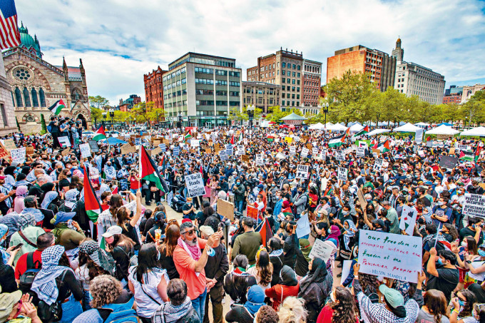 美國民眾在波土頓廣場集會支持巴勒斯坦。