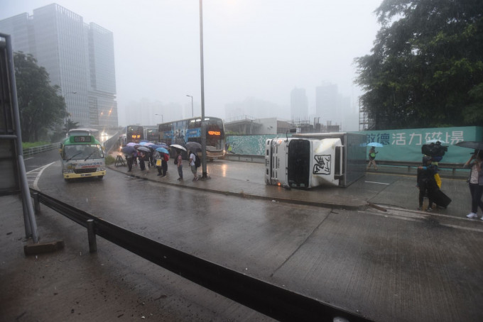 貨車疑因天雨路滑翻側。