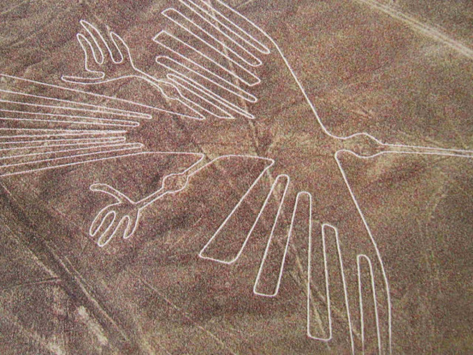 「納斯卡線」是位於納斯卡沙漠中巨大人類、動物及植物地面圖形，約有2000年歷史。（資料圖片）