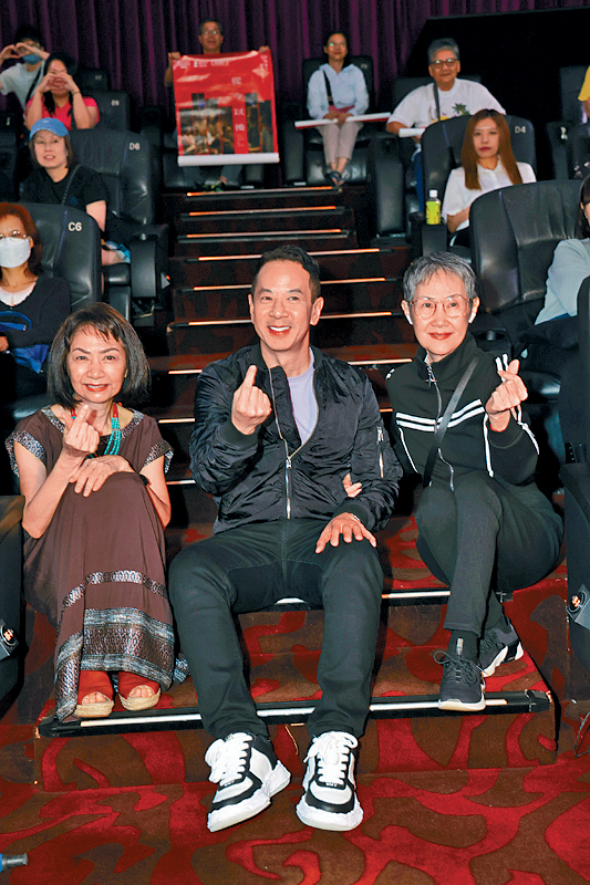 李琳琳（右）、导演杨曜恺（中）、区嘉雯入戏院谢票。