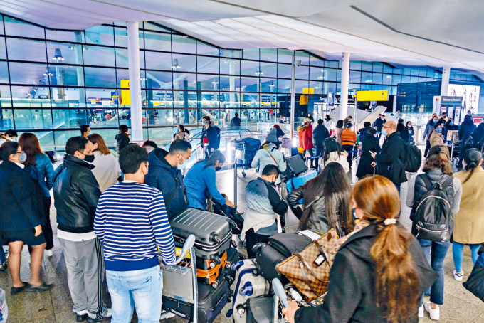 英国出现变种新冠病毒，大批旅客在希思路机场等候进入出发大厅。