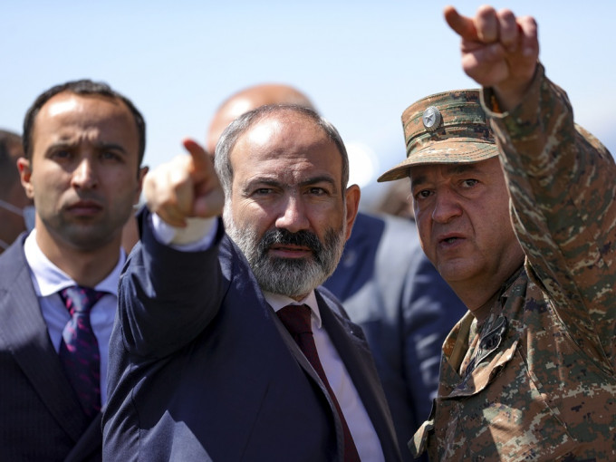 争取连任的亚美尼亚总理帕希尼扬（中）。AP图片
