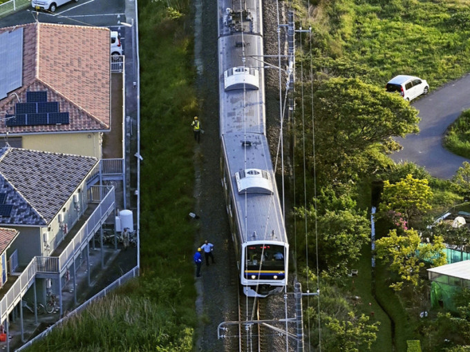 日本10岁男童「做实验」掷石落路轨，导致JR电车出轨。(网图)