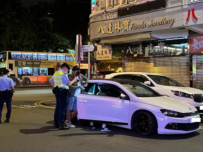 警方在西九龍多處設置路障檢查站，截查可疑車輛。警方圖片