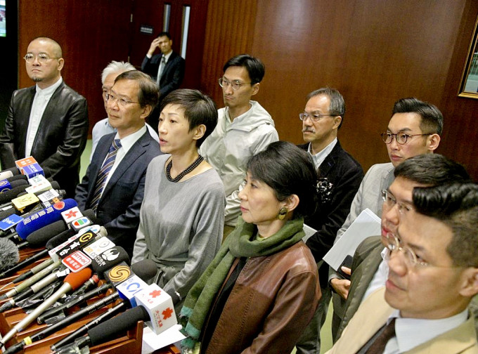 民主派要求梁君彥收回將議案合併辯論的決定。資料圖片