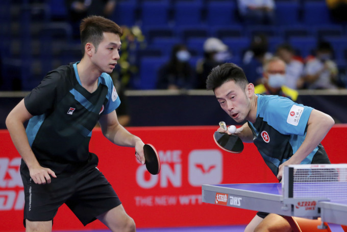 何鈞傑(左)及黃鎮廷未能突破世錦賽男雙八強。AP