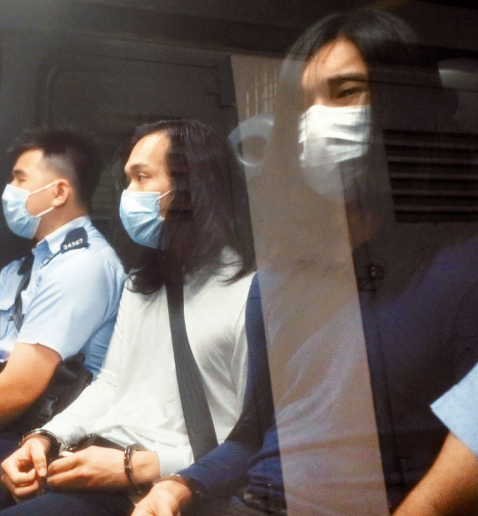 曾志健（右）匿藏约1年半后，去年7月获安排乘船潜逃台湾，被警方根据情报拘捕。