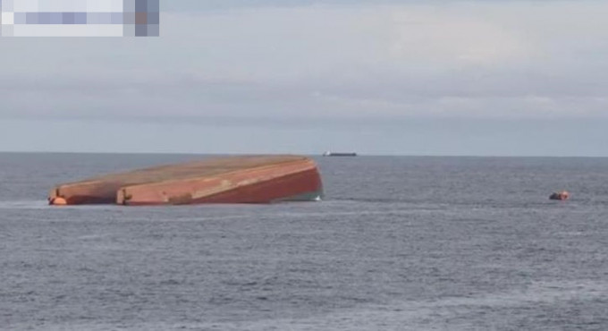 广东阳江海域有一艘货船翻侧沉没。 网图