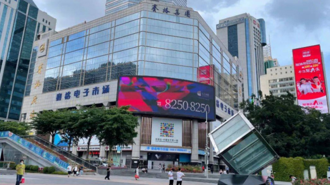 路透社報道，深圳賽格廣場有店舖指有被禁入口的A100晶片出售。