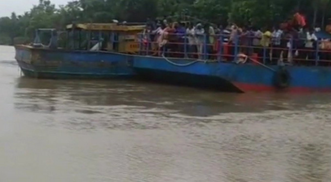 载有40多人的船只撞到桥墩后沉没。网图