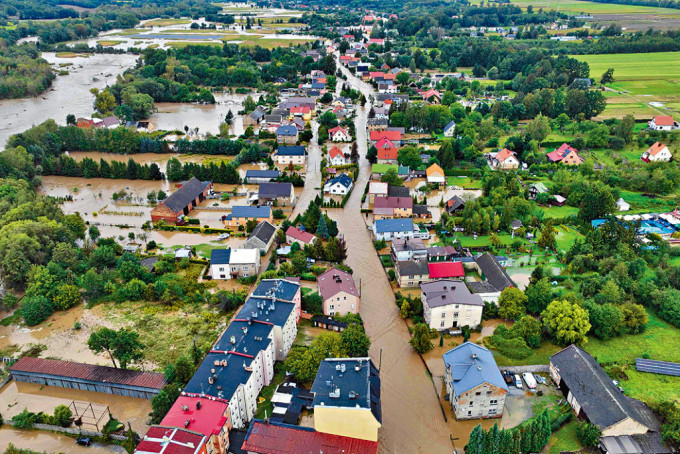 波兰南部古镇格武霍瓦济被洪水淹浸。