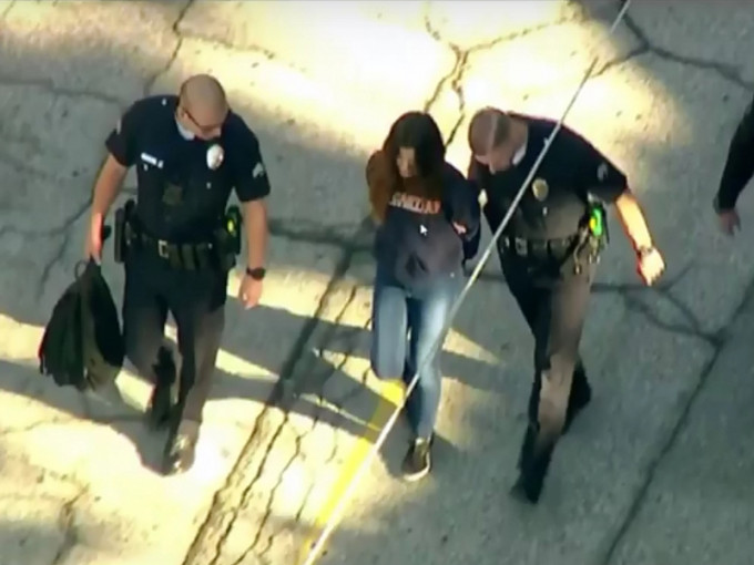 美洛杉磯校園爆發槍擊案，當地警方逮捕的嫌犯是一名12歲女生。(網圖)