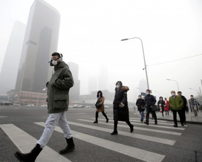 有發明家指出若在北京市的1500萬人一同搧風掃除霧霾可將輕度霧霾「移出」北京。