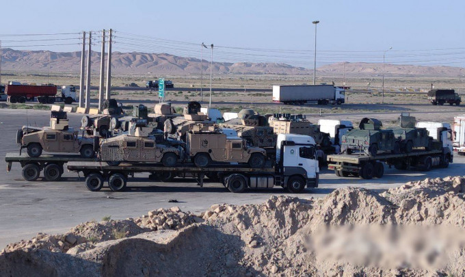 伊朗境內高速公路出現大批美軍武器。互聯網圖片