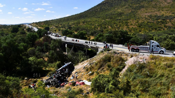 墨西哥中部一輛巴士與一輛載有粟米的貨車相撞，造成19人死亡。路透社