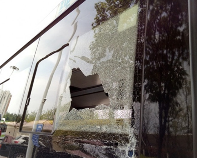 車窗被背包內的手機擲破。網上圖片