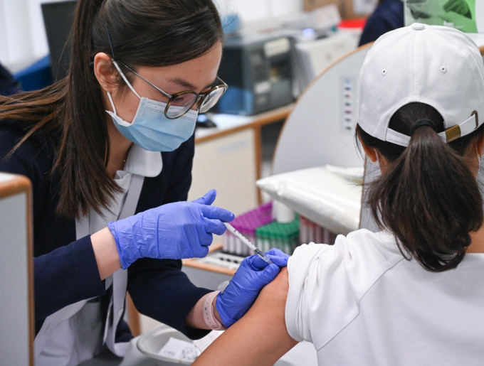 澳門接獲5宗接種新冠疫苗後嚴重不良事件，經評估後，屬於偶合事件或不確定是否與疫苗有關。澳門新聞局圖片