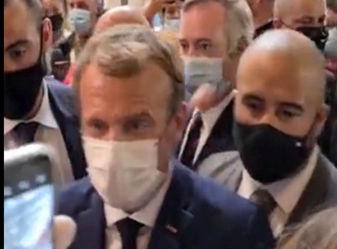 繼被摑一巴後，法國總統馬克龍又遭扔雞蛋。AP圖片