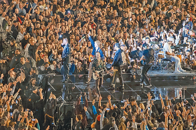 疫情穩定的奧克蘭四月舉行疫情以來最大型演唱會，有五萬人參加。