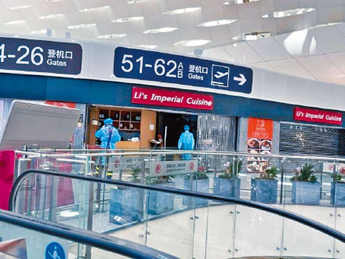 ■深圳機場的店鋪全部關閉，有防疫人員進行清潔。