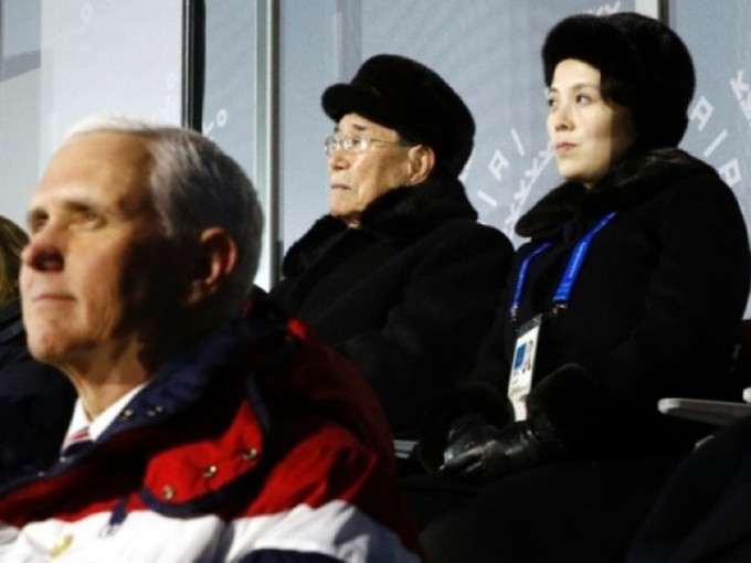 美國副總統彭斯（左前）和金與正（後右）同時出席冬奧卻沒有交流。AP