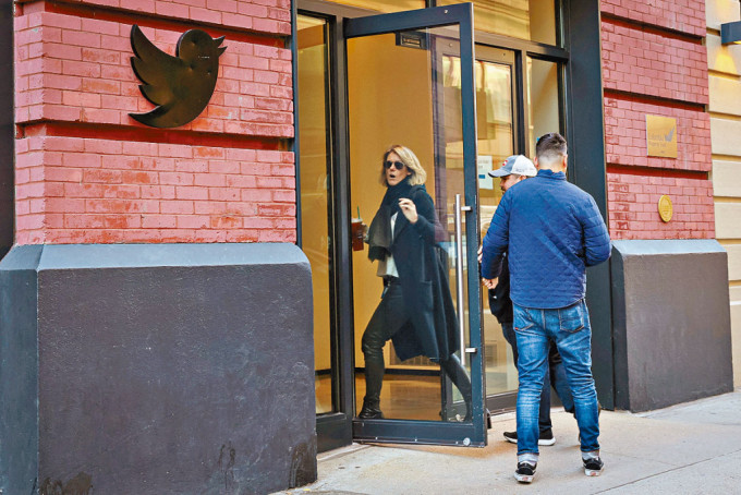 纽约市Twitter办公室门外，上周可见员工进出。