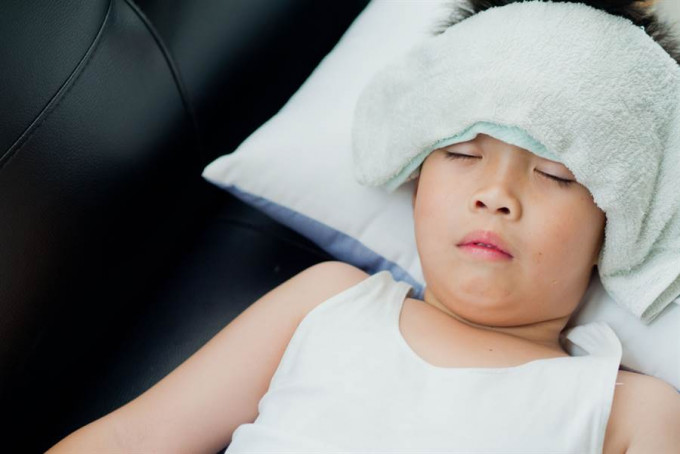 4歲男童發燒40度，父母憂感染新冠病毒拒就醫。 示意圖