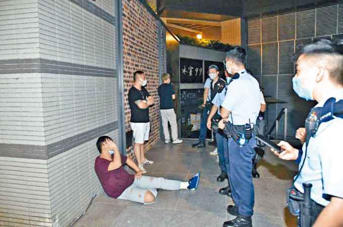 涉嫌伤人的「拐杖男」（坐地者）被警员截获拘捕。
