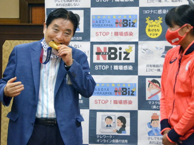 国际奥委会同意为后藤希友(右)更换被咬过的奥运金牌。路透社资料图片