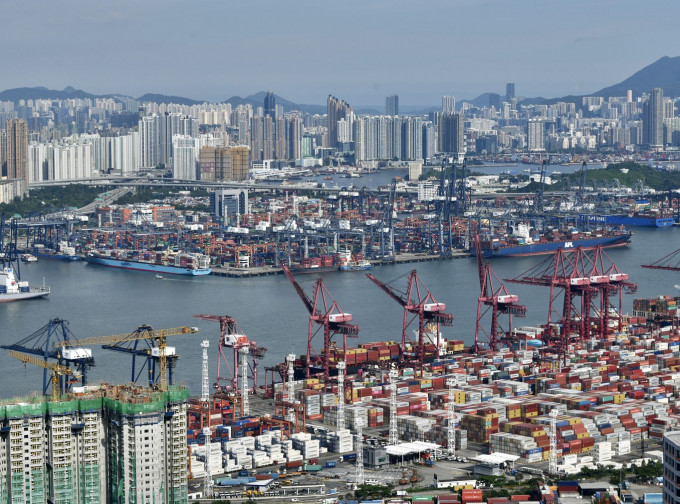 逾4成受訪市民認爲「大灣區規劃」有助香港發展運輸物流產業。資料圖片