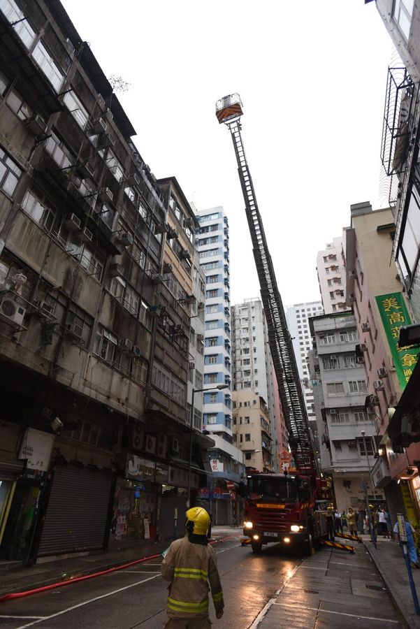 消防架起雲梯。丁志雄攝