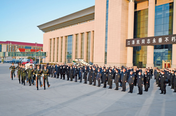 江泽民灵柩由专机移抵北京，习近平等到机场迎灵。