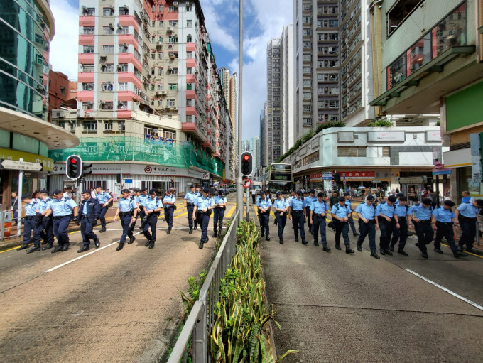 荃灣沙咀道封路，大批警員出動。