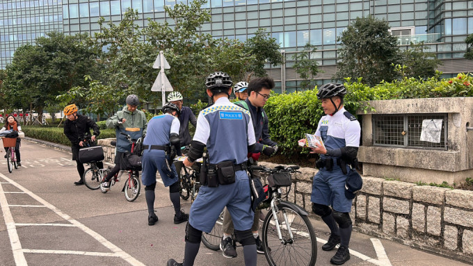 警今首日推行單車裝備試行計劃 派宣傳單張冀提高單車安全意識