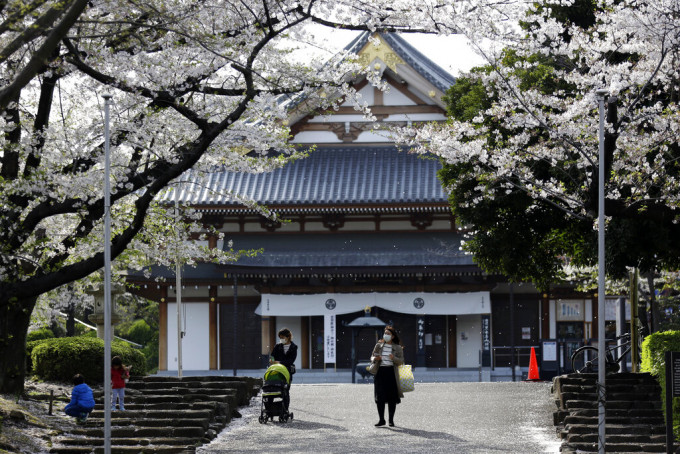 东京不少民众漠视疫情外出赏樱。AP
