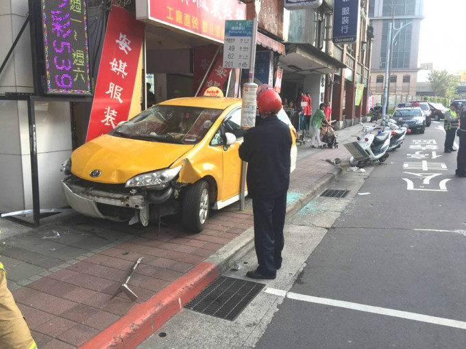 台北发生的士失控车祸。网上图片