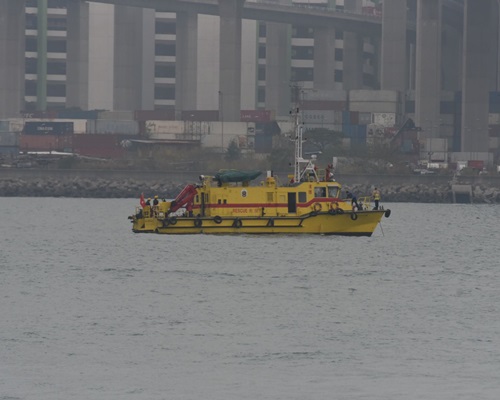 至清晨水警轮，消防船仍在海面搜索。