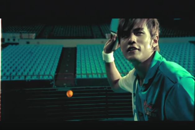 周杰伦在《三年二班》MV中曾扮演乒乓球选手。