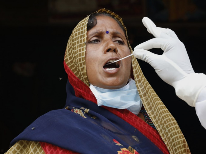 印度新冠肺炎疫情有趨緩和跡象。AP