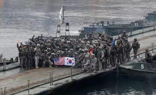 美韩士兵在韩国涟川参加联合军演期间合影。AP