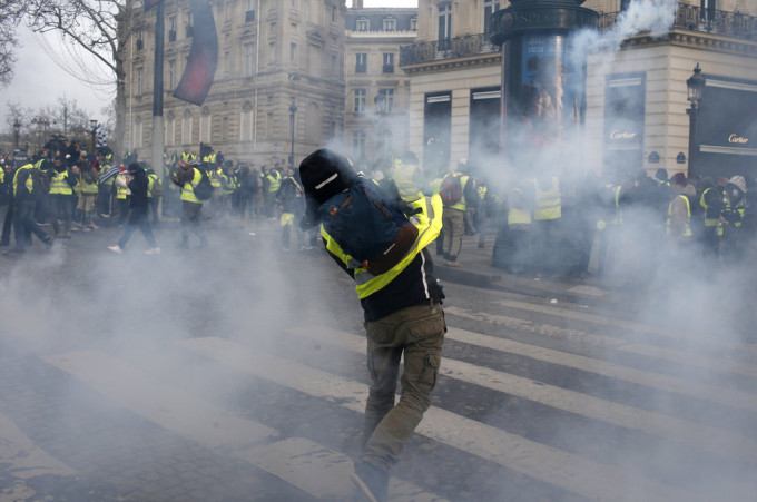 防暴警察释放催泪弹驱散示威者。AP