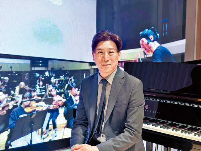 潘明倫在本月初舉行的浸大交響樂團周年音樂會上，與3名學生一同佩戴「功能性近紅外光譜」儀器，實時監測腦部活動，以進行科學研究。