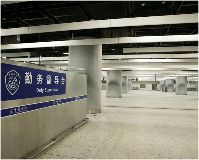 港府于去年7月25日宣布将在西九龙站实施「一地两检」的通关程序。
