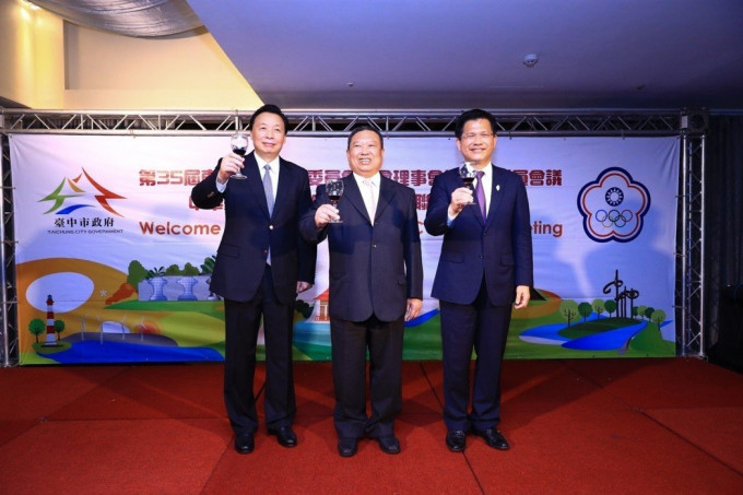 图为去年7月中国奥会副主席杨树安（左）去台湾参与东亚青运筹备。网上图片