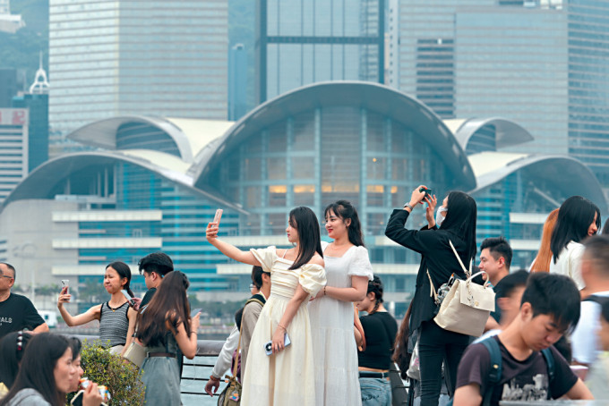 旅发局不时会向访港旅客派发优惠券，刺激消费。