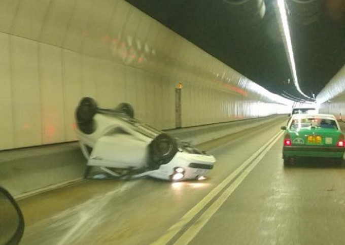 白色私家車於城門隧道內失控反轉。馬路的事討論區圖片