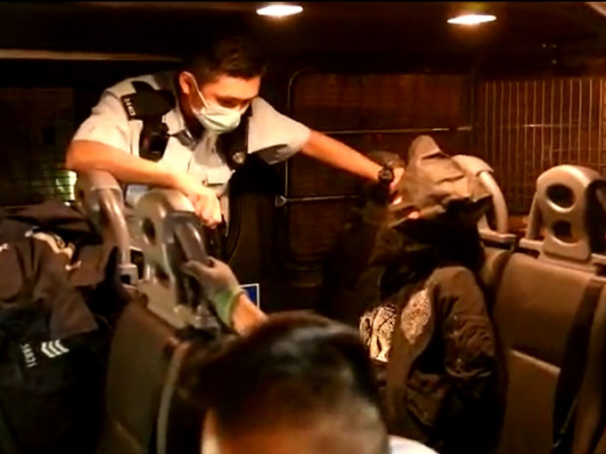 18岁仔的士后座地下藏可卡因被捕。