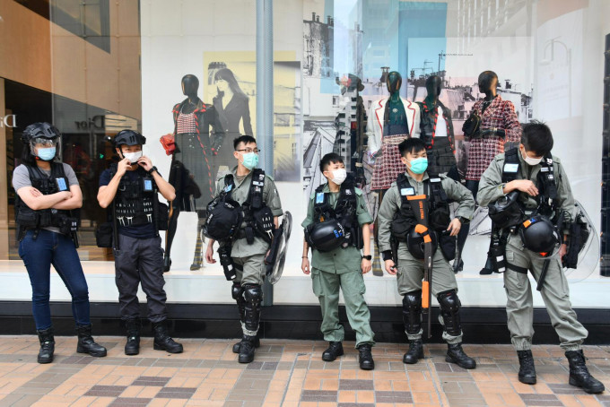 防暴警察在广东道巡查。